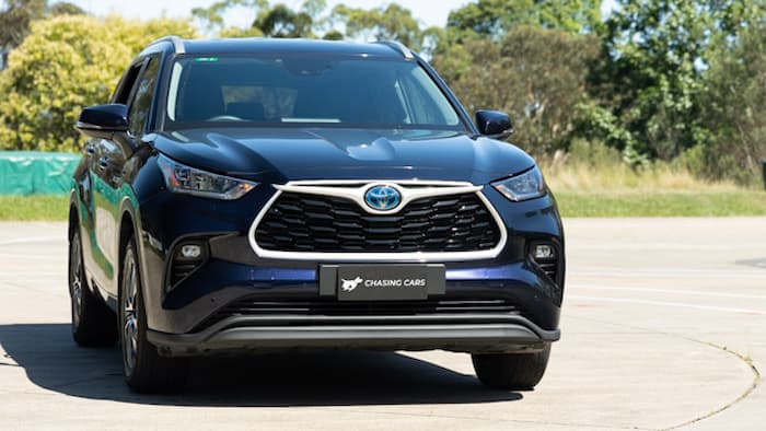 Black toyota kluger hybrid parked on road outside