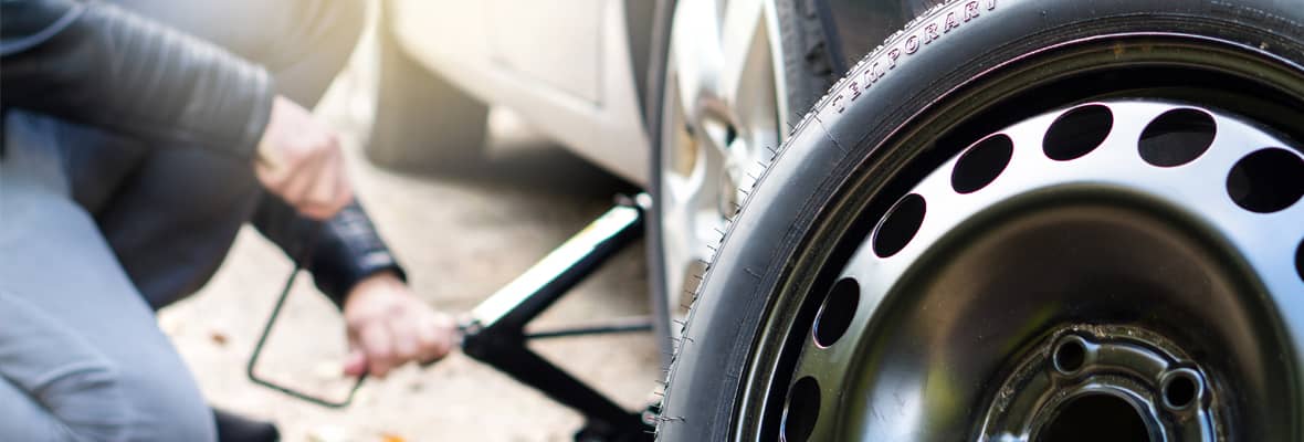 Changing a car tyre