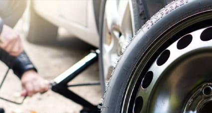 Changing a car tyre